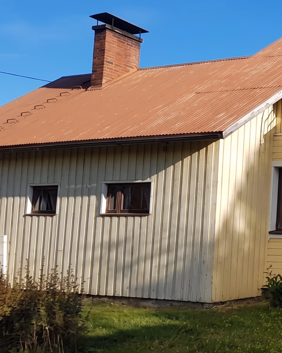 Omakotitalo ennen huoltomaalausta