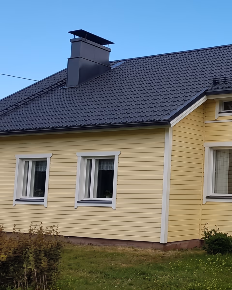 Omakotitalo huoltomaalauksen jälkeen